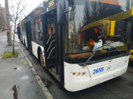 В Киеве загорелся троллейбус с пассажирами: первые фото и подробности