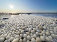 Пляж полностью засыпало ледяными шарами: впечатляющие фото из Финляндии