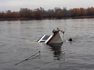 На Днепре в Киеве затонула яхта с людьми: видео с места ЧП