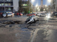 Проскочить не получилось: в сети показали, как авто попало в ловушку в затопленном кипятком центре Киева