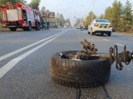 Под Киевом водитель устроил масштабное ДТП с переворотом: подробности и фото с места ЧП
