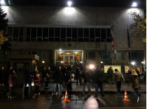 Задержание Мазура: украинцы идут к посольству Польши (фото)