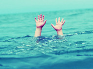 На Житомирщине случайные прохожие спасли упавшего в реку ребенка: момент попал на видео