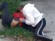 Друзья раззадоривали и не пытались разнять: в Харькове школьницы устроили жуткую драку (видео)