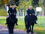 В отличной форме: 93-летнюю королеву Елизавету засняли катающейся верхом на лошади (фото)