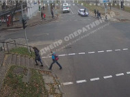 В Днепре машина снесла женщину, перебегавшую дорогу: момент попал на видео