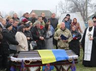 Считался без вести пропавшим: погибшего под Иловайском бойца перезахоронили в родном селе (фото)
