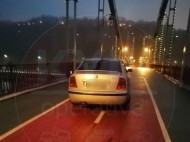 На пешеходный мост в Киеве заехала машина: сеть разозлил поступок автохама
