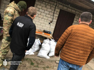 Полицейские «крышевали» масштабную добычу янтаря в Ровенской области