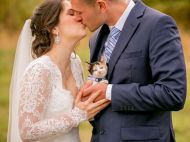 Жених осчастливил невесту, подарив ей на свадьбе котенка: реакцию девушки запечатлел фотограф 