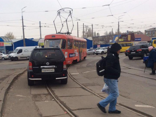 «Это диагноз»: киевлян возмутил автохам, перегородивший трамвайные пути (фото)