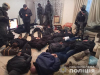 В Киеве спецназ штурмом взял квартиру, в которой забаррикадировались два десятка людей в масках (фото, видео)