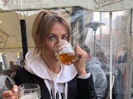"Пью пивадло": Леся Никитюк позабавила сеть смешными фото из Праги