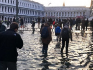 Венеция ожидает нового наводнения, но просит туристов не разъезжаться (фото)