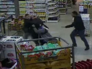 В киевском супермаркете группа юнцов зверски избила охранника: момент попал на видео