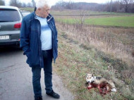 "Хотел отомстить за мать": под Хмельницким чиновник привязал собаку к машине и 1,5 км тащил по дороге (видео)