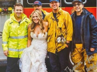 Застрявшая в пробке невеста сменила лимузин на пожарную машину, чтобы не опоздать на свадьбу (фото)