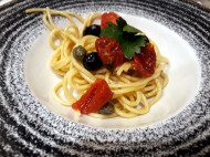 Легкие рецепты для ужина: новый салат сезона, спагетти по-неаполитански и десерт в стаканчике (фото)