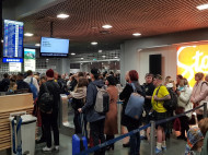 Самолет улетел полупустым: украинцы застряли в аэропорту Латвии (фото)