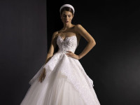 Модель в свадебном платье
