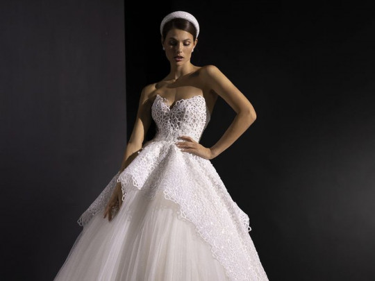 Модель в свадебном платье