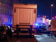 Угроза терактов в Германии: сириец на угнанном грузовике протаранил восемь автомобилей (фото, видео)
