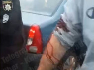 В Киеве разъяренный водитель устроил поножовщину посреди дороги: видео 18+