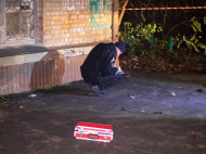 С веником на шее: в Киеве на Подоле обнаружили окровавленный труп мужчины (фото, видео)