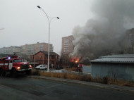 «Разворовали и сожгли»: в сети показали фото и видео сильного пожара в Донецке