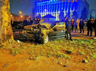 Кровавое ДТП в Одессе: военнослужащий на своем авто на большой скорости врезался в дерево (фото)