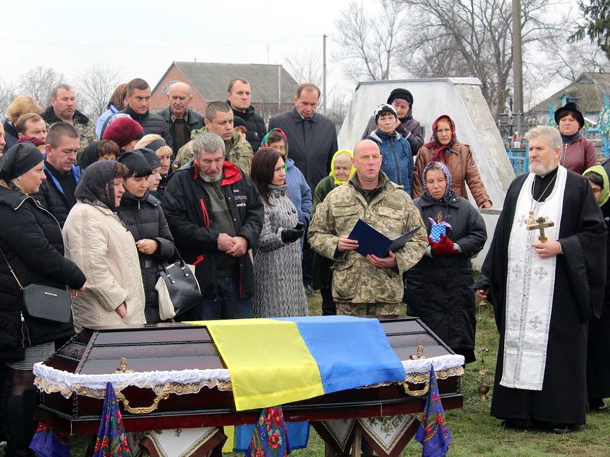 Долгий путь домой: на Полтавщине перезахоронили бойца, погибшего в 2014-м  под Иловайском - «ФАКТИ»