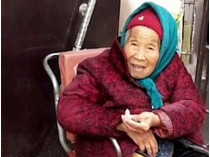 84-летняя дочь с конфетой
