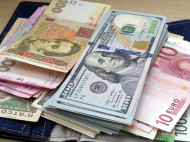Когда доллар упадет ниже 24 грн: эксперты рассказали о зависимости зарплат от курсов валют