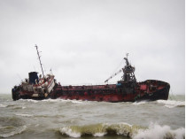 Борьба окончена: танкер под Одессой лег на бок (фото, видео)