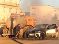 Российское ноу-хау: загоревшийся на дороге BMW X6 потушили фекалиями из ассенизаторской машины (видео)