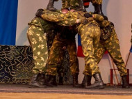 "Махровый совок": сеть позабавило фото празднования "дня призывника "ДНР"