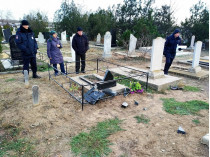 Вандализм на мусульманском кладбище в Крыму