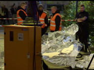 На рождественской ярмарке рухнувшая ледяная скульптура убила ребенка (фото, видео)