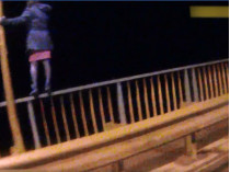 женщина на мосту