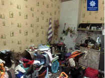 «Мне не нужен ребенок»: в Одессе мать бросила годовалую малышку в захламленной квартире (фото)