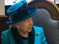 В кругу единомышленников: Елизавета II в бирюзовом наряде посетила Королевское общество филателистов (фото)