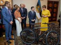 Зеленский и велосипед в Эстонии