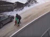В России педофил средь бела дня пытался украсть девочку: ребенка спас неравнодушный подросток (видео)