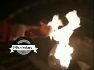 Плевали и совали ноги: группа подростков осквернила «Вечный огонь» в Николаеве (видео)