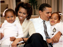Барак и Мишель Обама с маленькими дочками