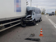 Маршрутка влетела в грузовик в Запорожье: есть жертвы, много раненых (видео)