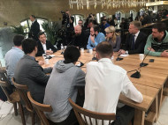Зеленский завершил общение с журналистами в Kyiv Food Market: полное видео пресс-марафона президента