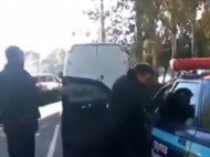 В центре Мелитополя охранники устроили жесткую разборку с водителем: в сеть попало видео инцидента