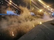 "Можно ноги парить": улицу на киевской Оболони залило кипятком
