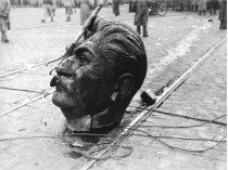 Уничтожение памятника Сталину